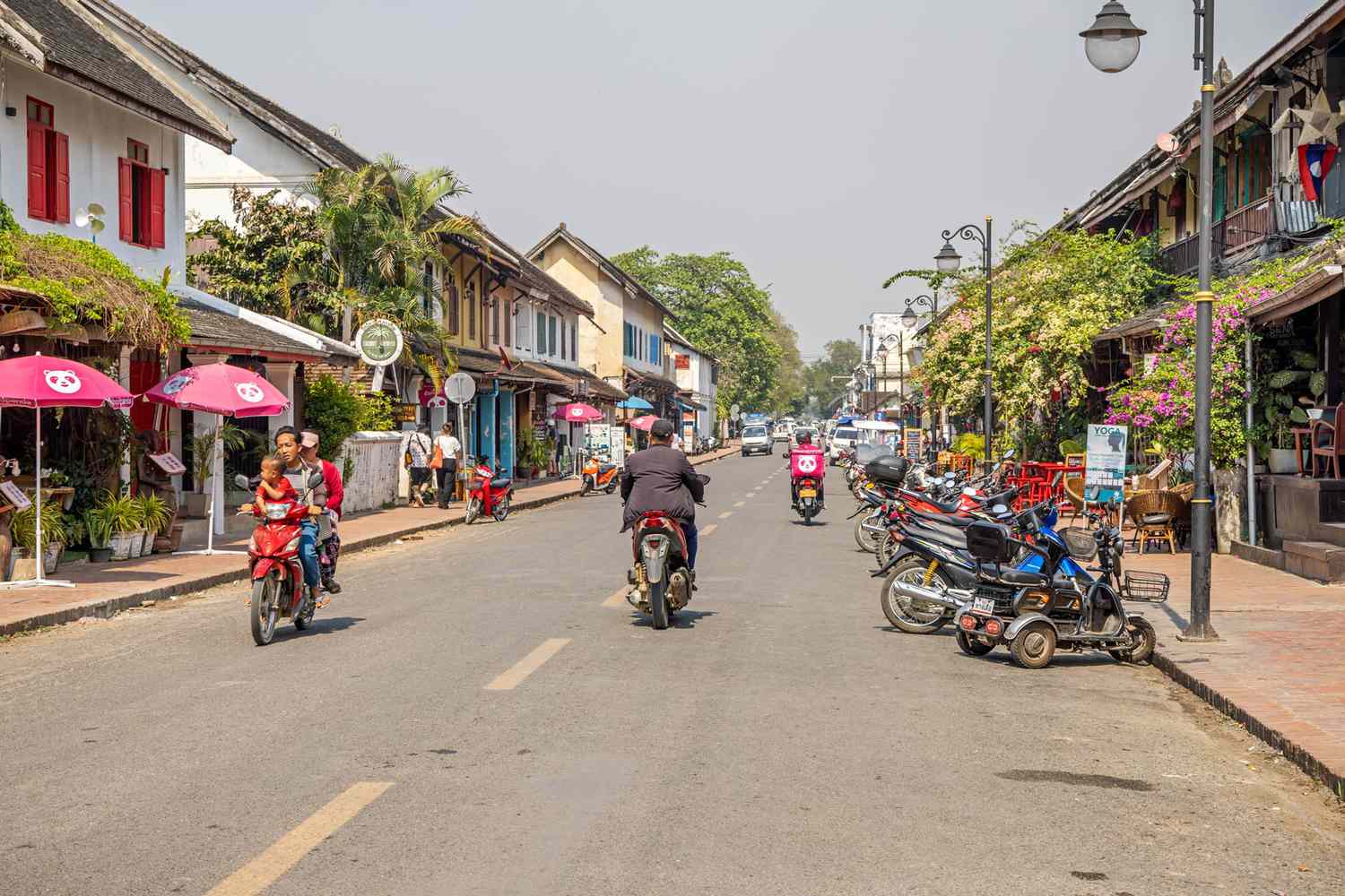  Vista de la calle principal en el centro de la antigua capital de Laos, con sus antiguas casas francesas de la época de la colonia en Luang Prabang, Laos 