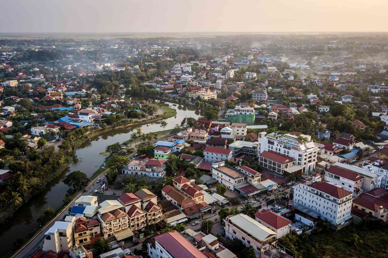 Siem Reap, Camboya, fotografía aérea con drones de la ciudad con el horizonte