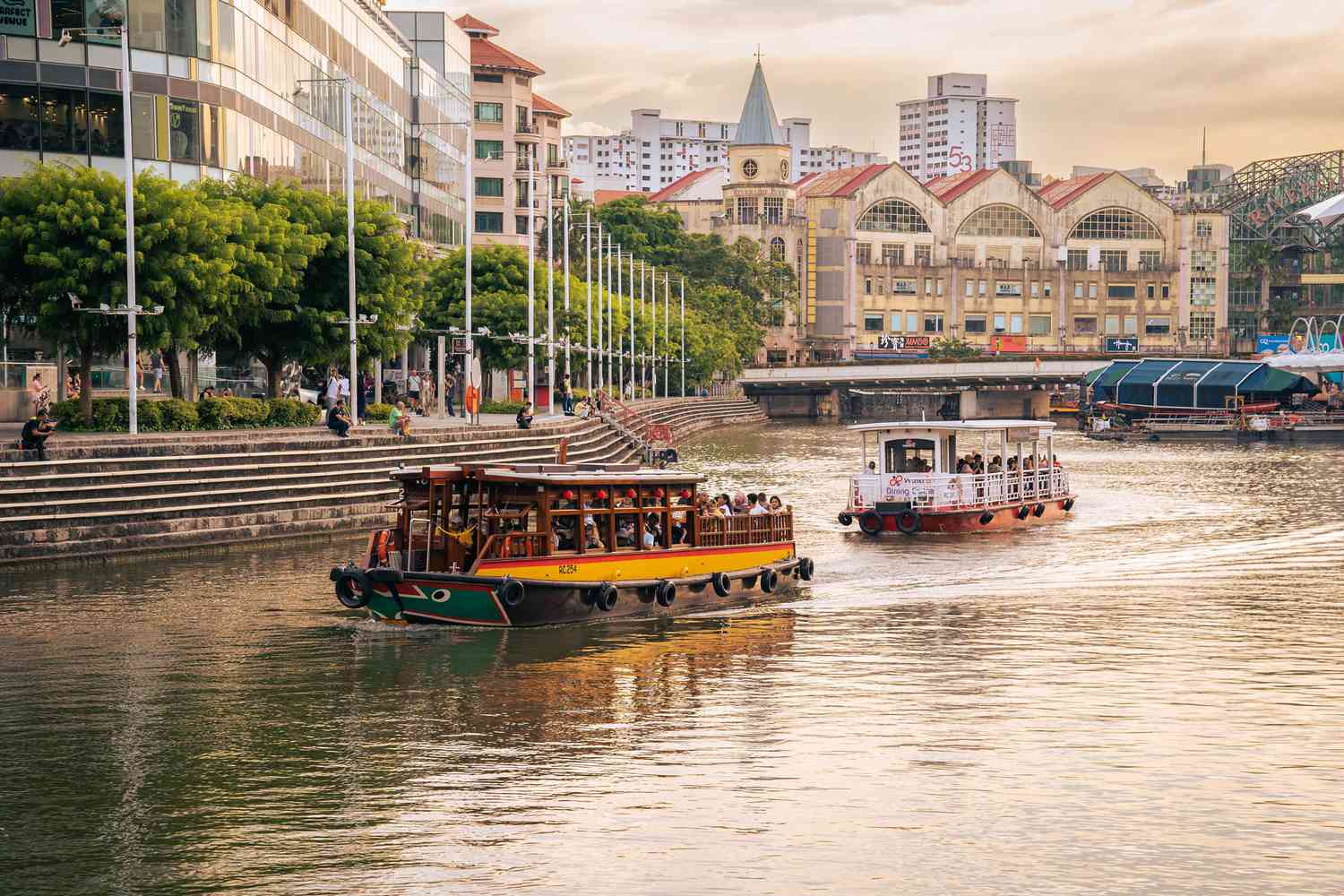 Barcos a lo largo del río Singapur a través de la ciudad.