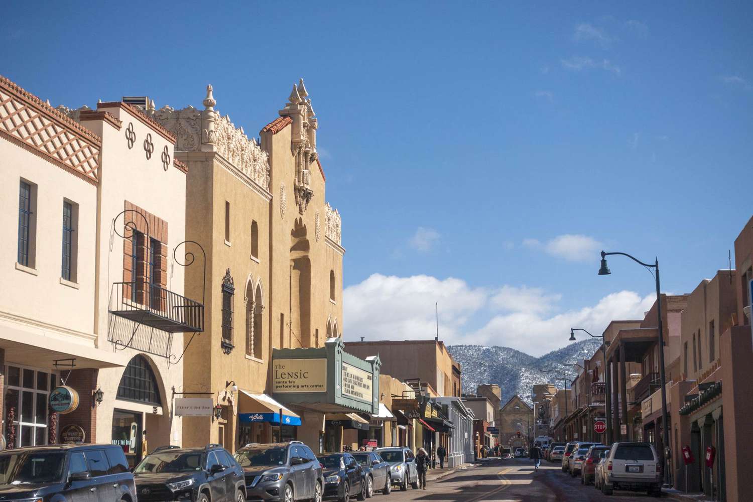 West San Francisco Street en el centro de Santa Fe con gente caminando por la calle, Nuevo México