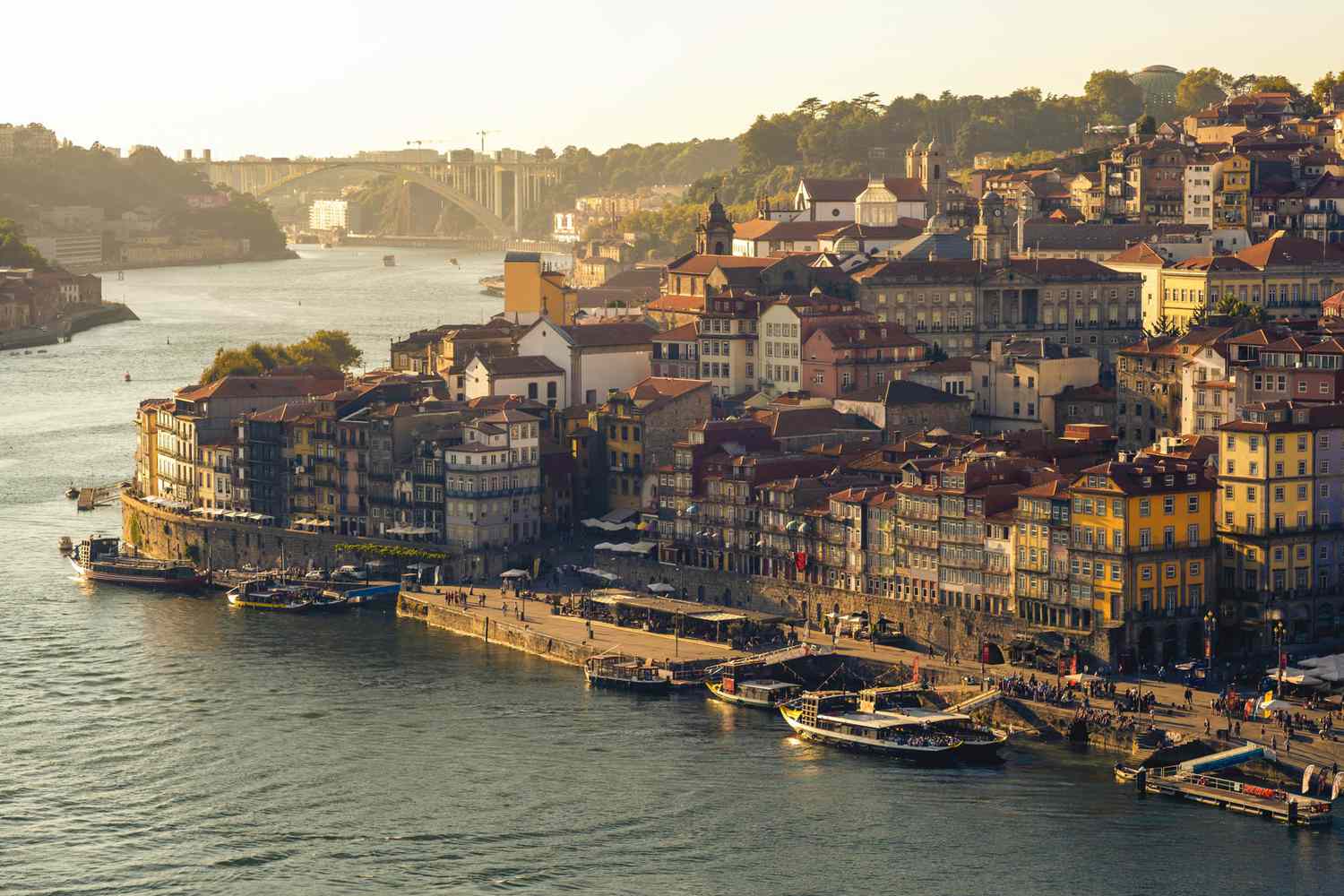 Vista aérea de Porto por el río Duero, Portugal