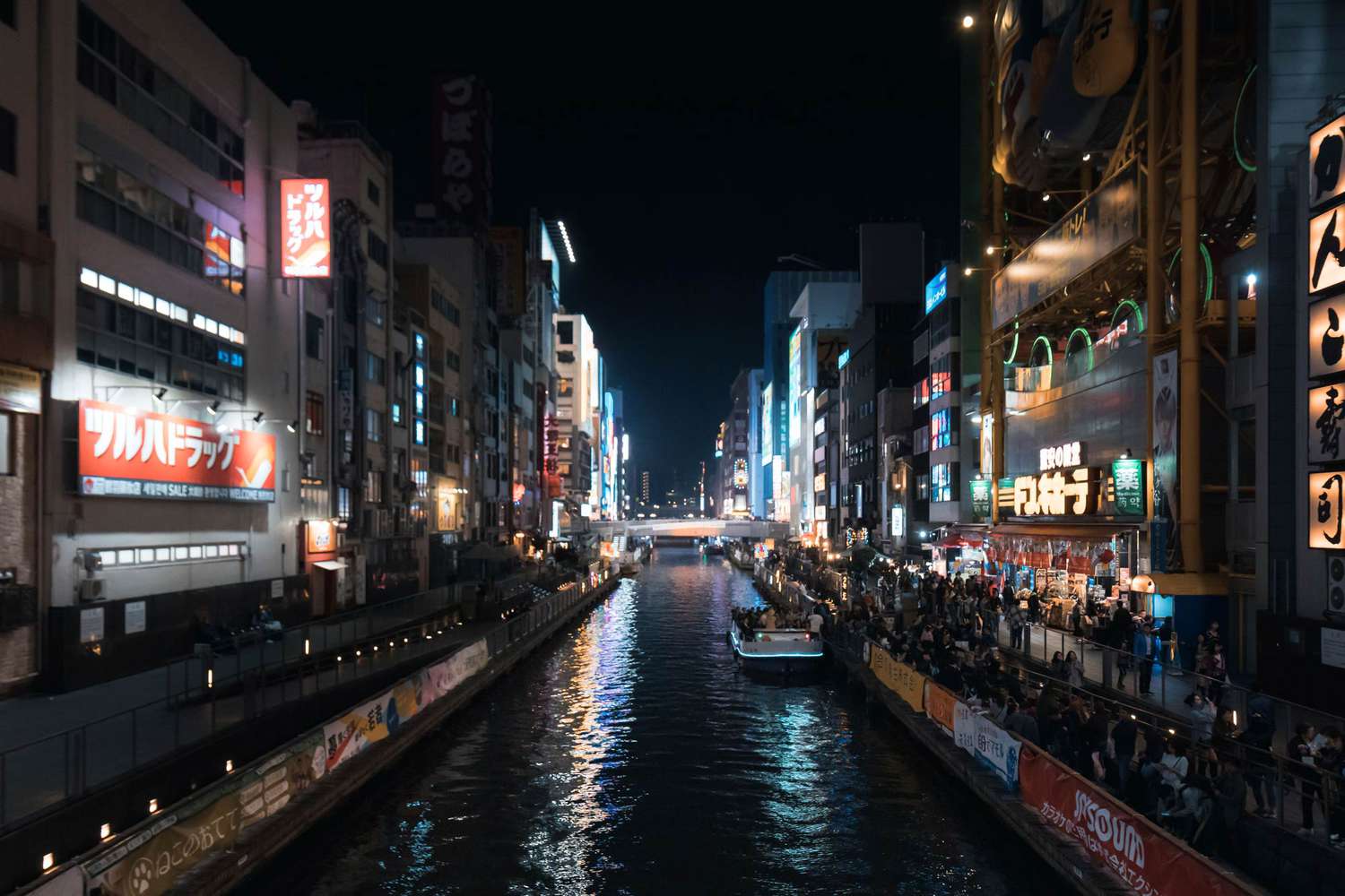 Una hermosa vista nocturna de la ciudad del canal en Dotonbori, Osaka, Japón