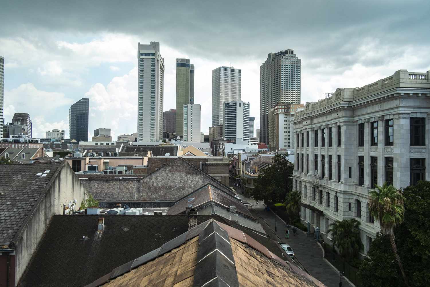 Vista del distrito de negocios desde el Barrio Francés en una tarde lluviosa de verano en Nueva Orleans