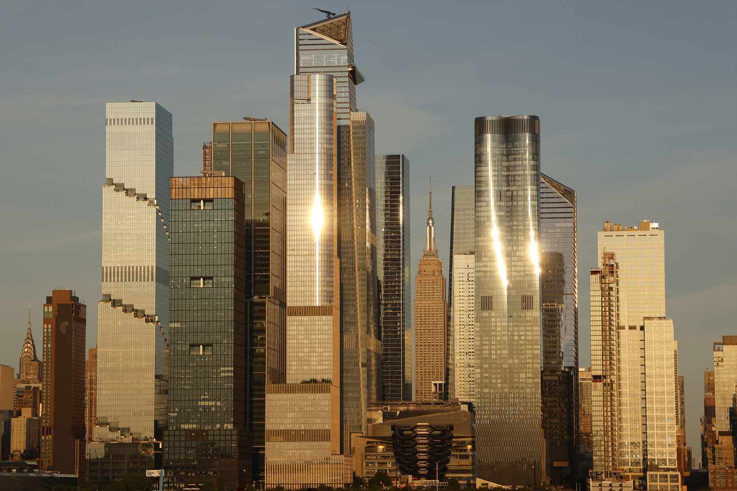 El sol se pone sobre el Empire State Building, las torres de Hudson Yards y el Vessel en la ciudad de Nueva York