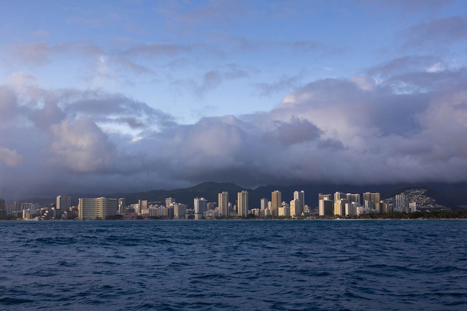 Horizonte de Honolulu, Hawaii visto desde el océano en un día nublado 