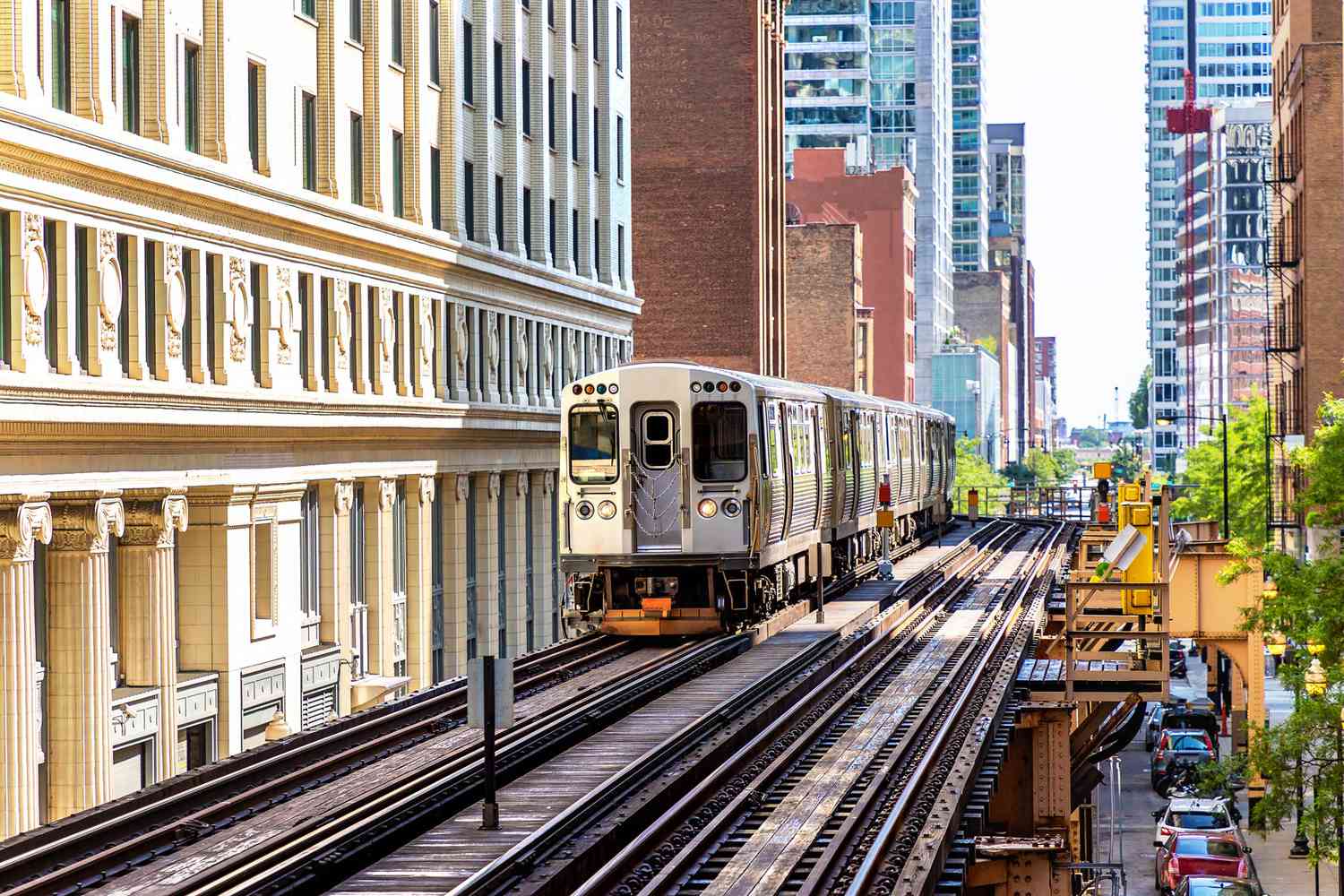 Tren subterráneo en Chicago en un día soleado, Illinois, EE.UU.