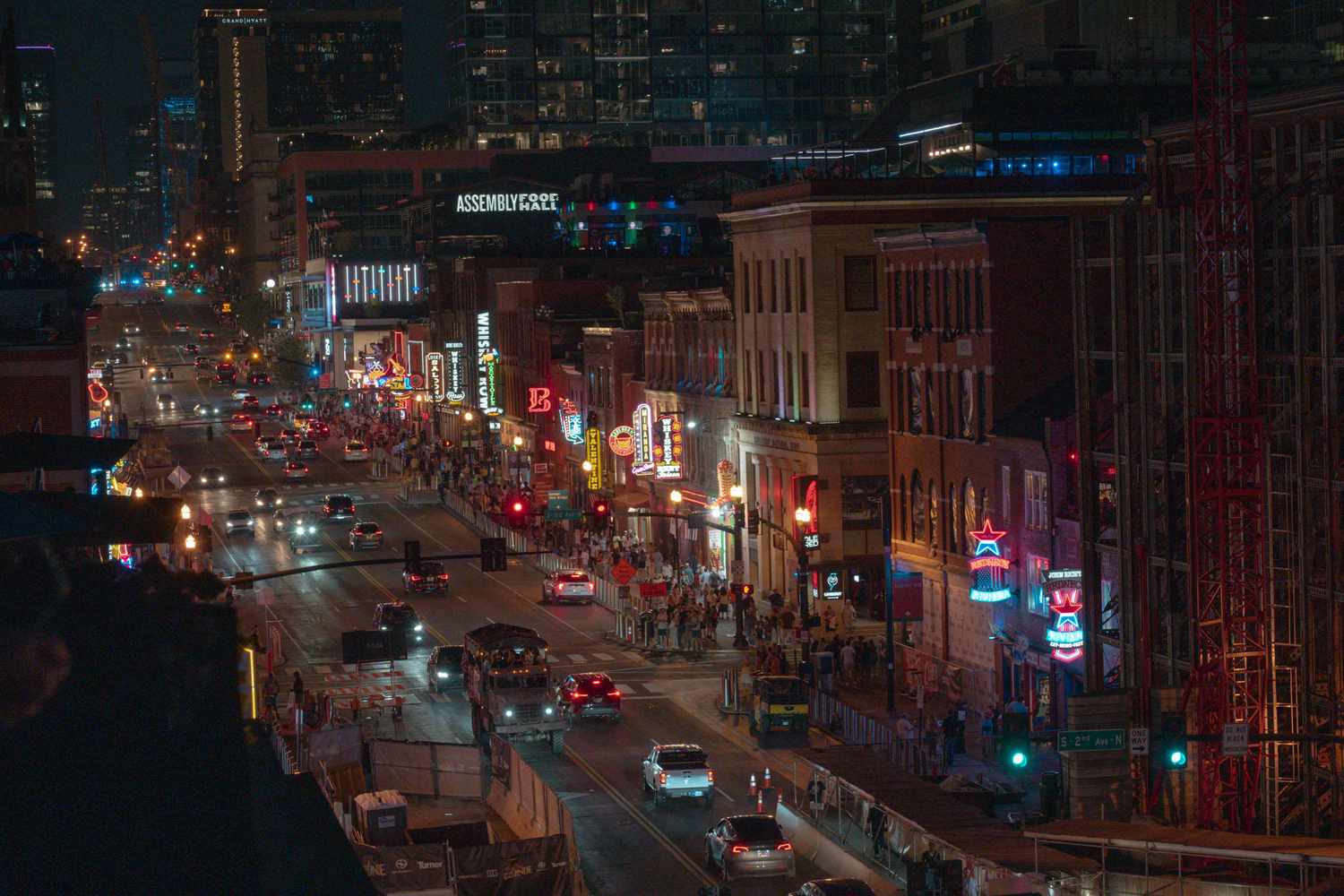 Vista desde lo alto de Broadway iluminado por la noche