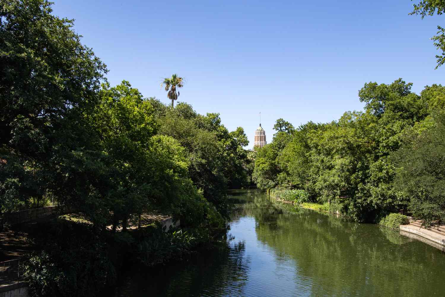 Río San Antonio desde el barrio King William en San Antonio, Texas