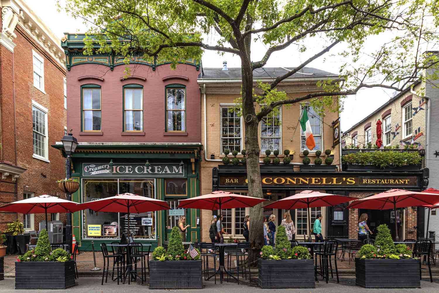 Pequeñas tiendas y cenas al aire libre con gente en fila en Alexandria, Virginia