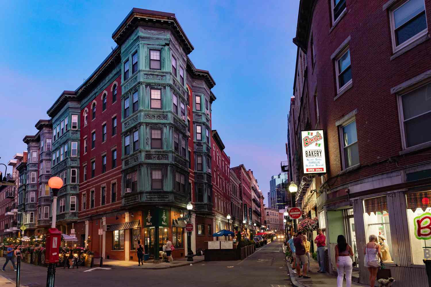 North End de Boston, tarde de principios de verano en la calle mientras se pone el sol.