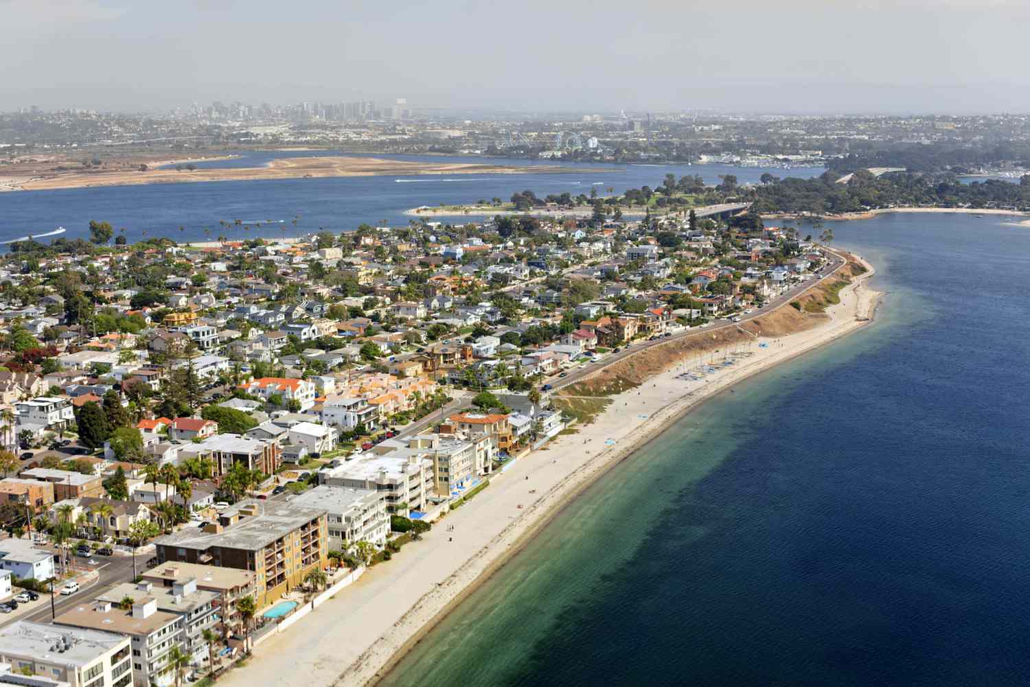 Vista aérea de Fishermans Chanel y Crown Point en Mission Bay, San Diego, California, Estados Unidos.