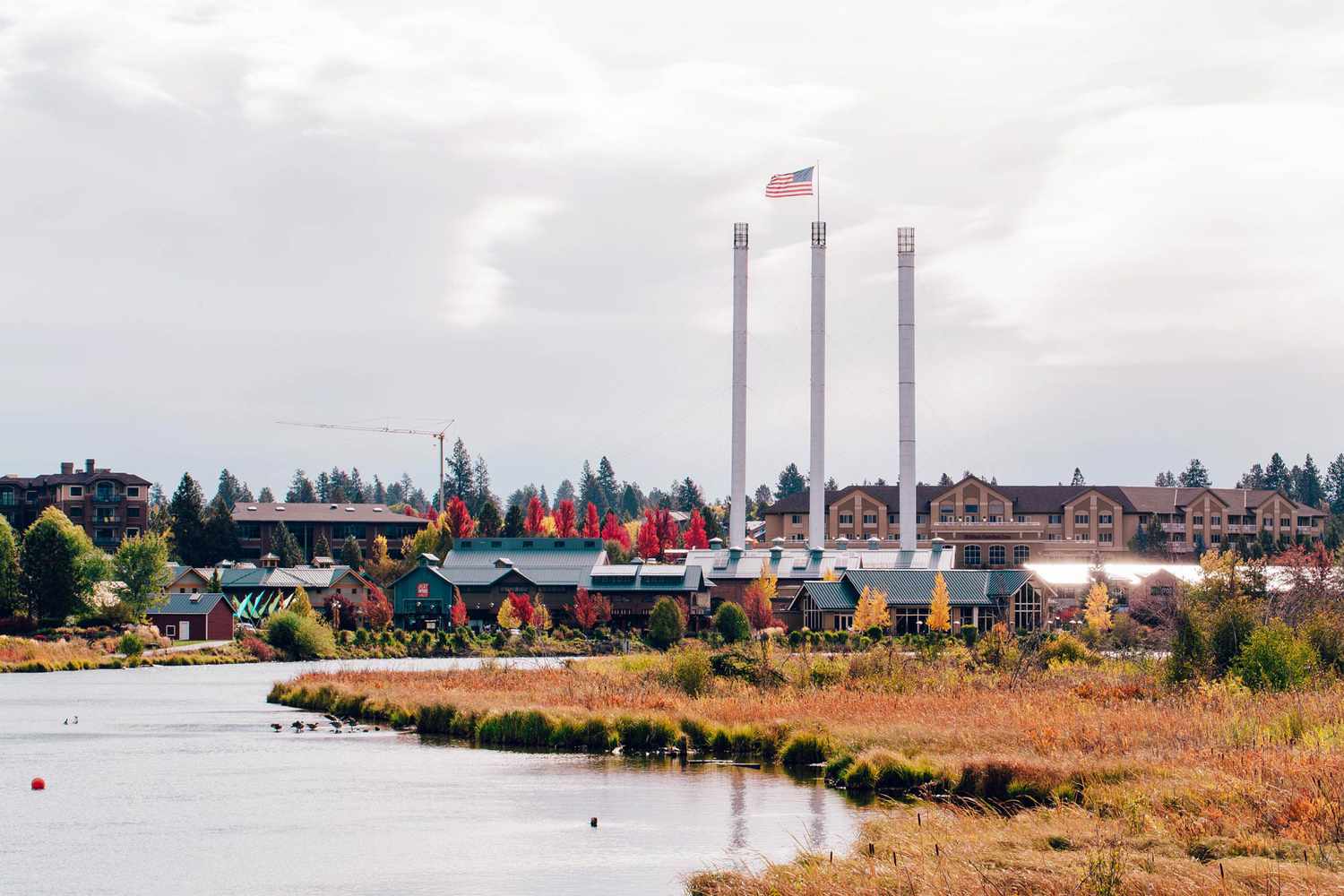 Vista del distrito Old Mill, cerca del centro de Bend, en el centro de Oregon. Se puede ver una bandera estadounidense ondeando al viento.