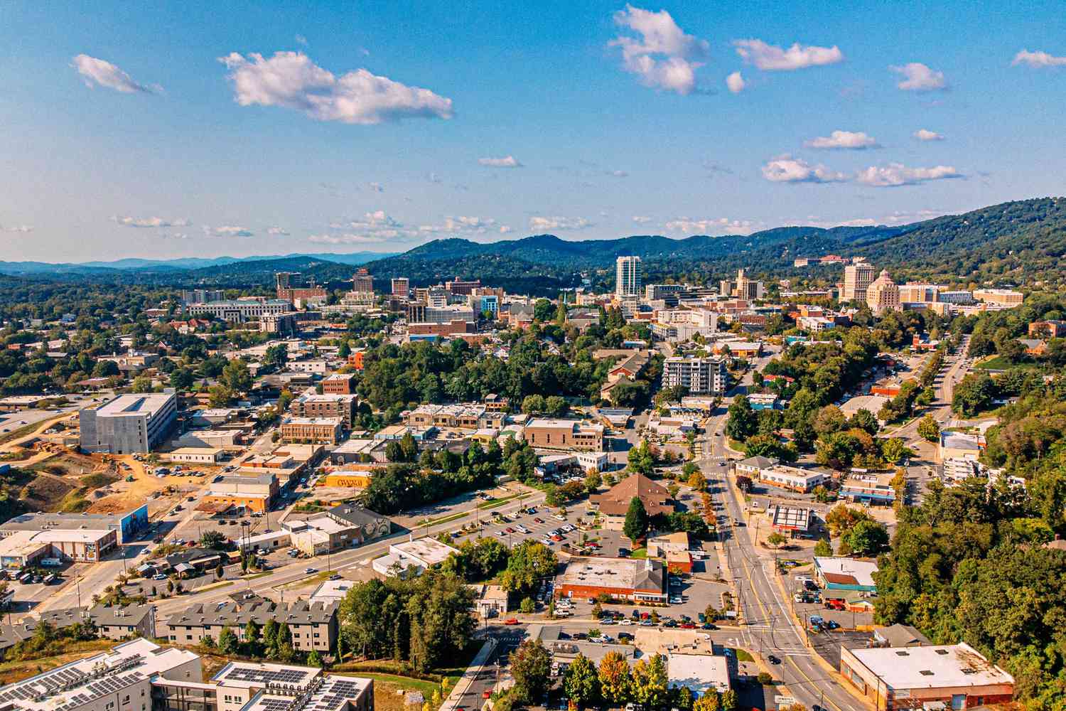 Un alto ángulo de vista del centro sur de Asheville, Carolina del Norte desde el sur en un día soleado