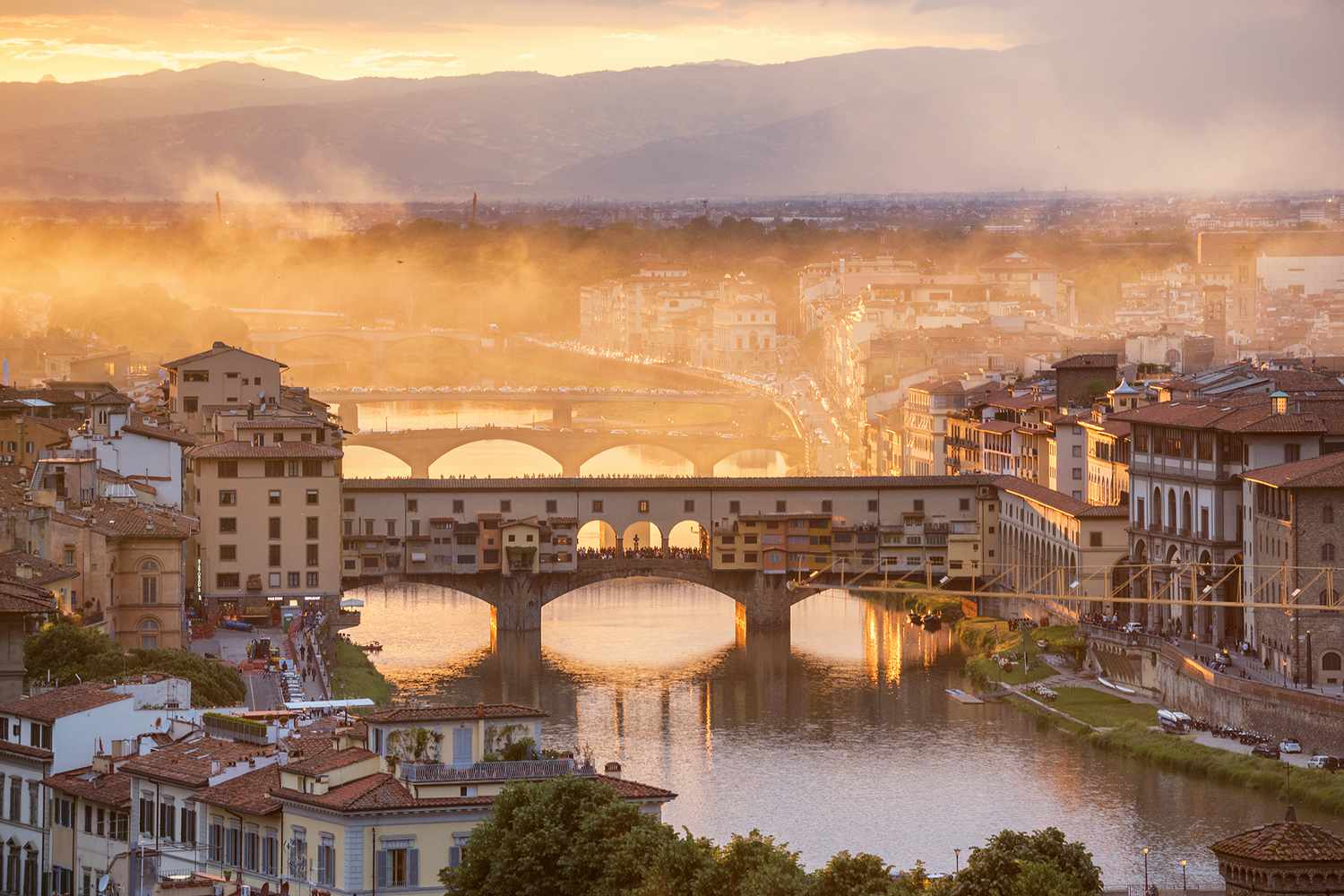 Puente Ponte Vecchio en Florencia, Italia durante el amanecer