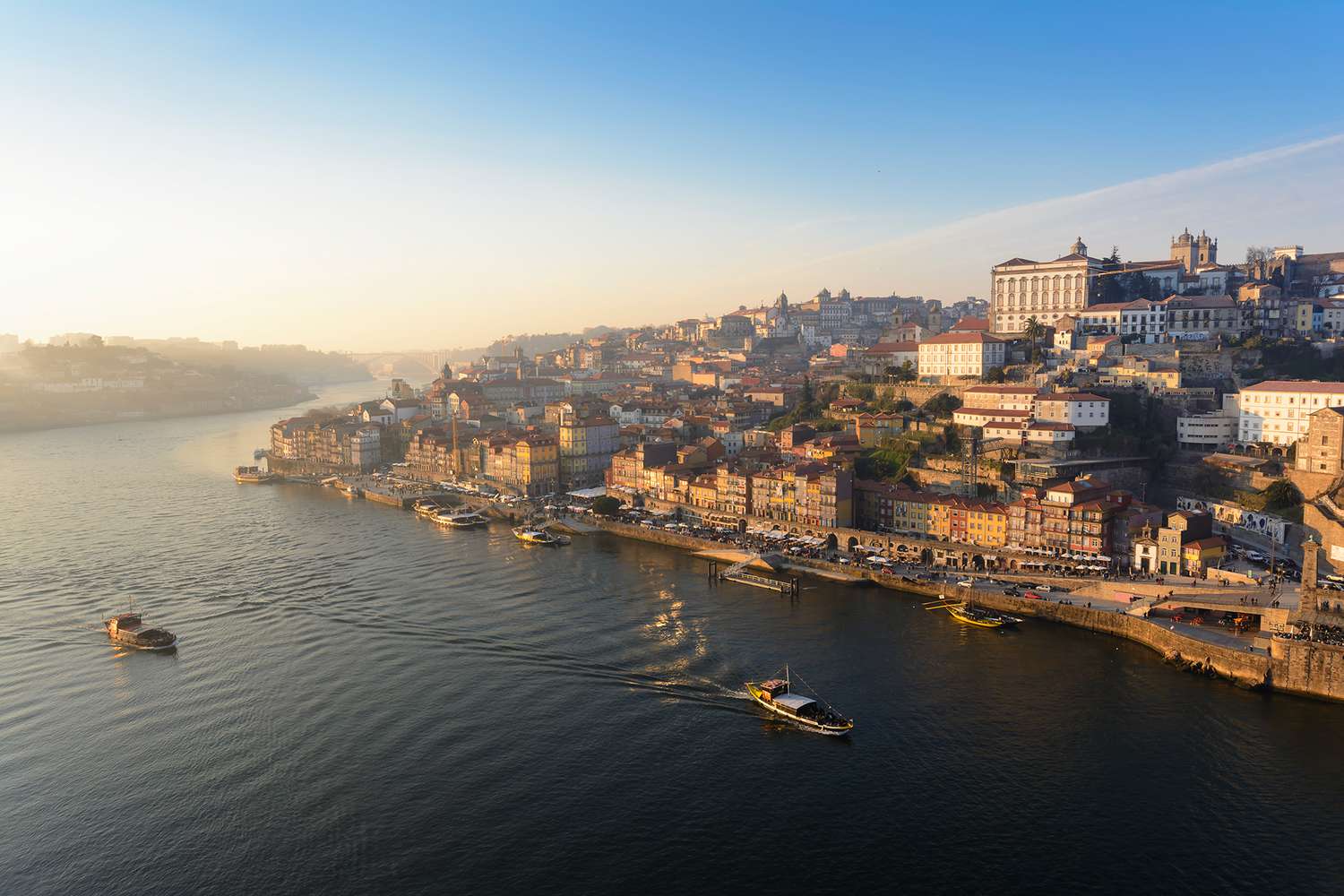 Río Duero y casco antiguo de Oporto al atardecer, Portugal