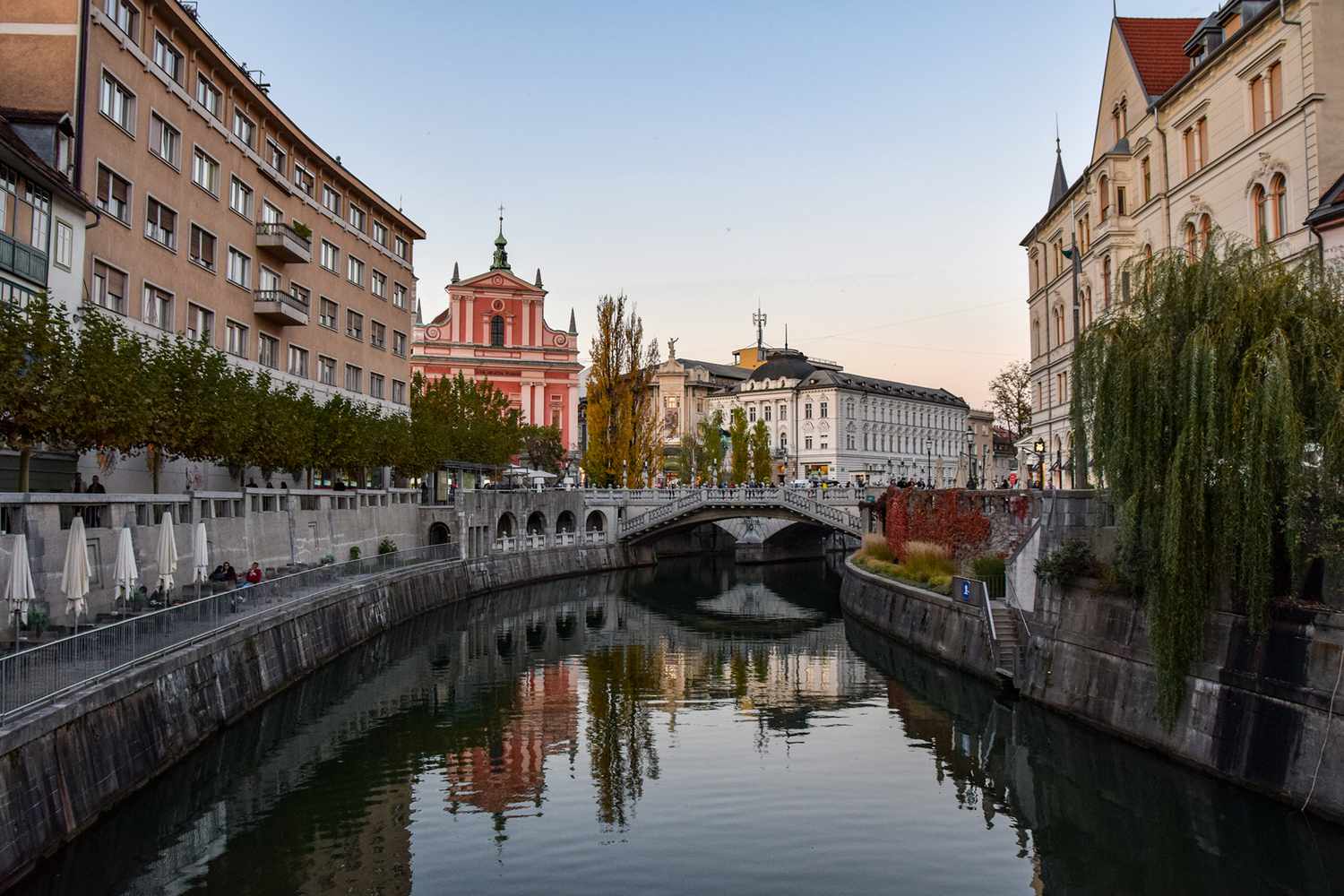 Casas y edificios en un canal en Ljubljana, Eslovenia