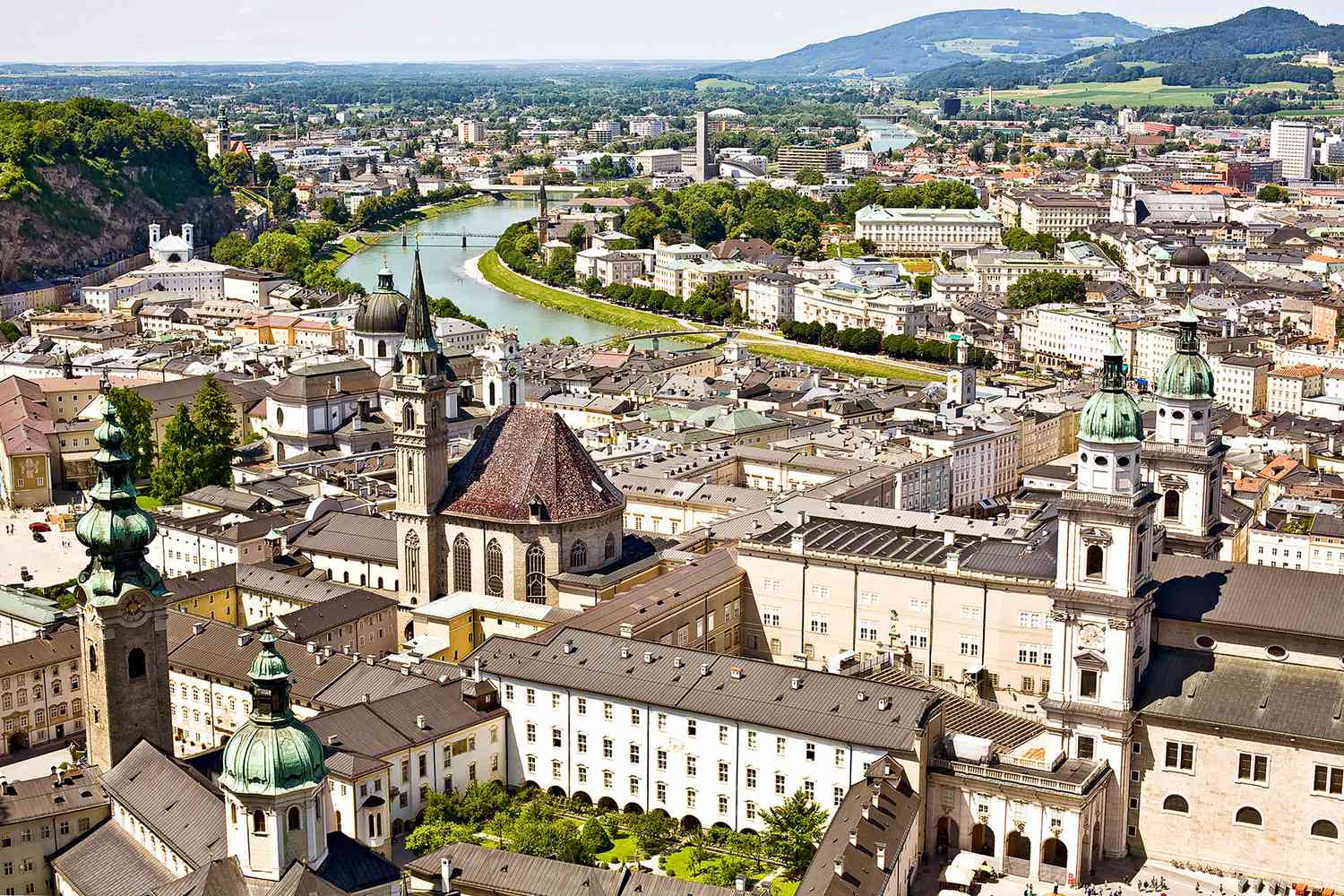 Vista aérea del casco antiguo de Salzburgo visto desde el castillo de Hohensalzburg, Salzburgo, Austria