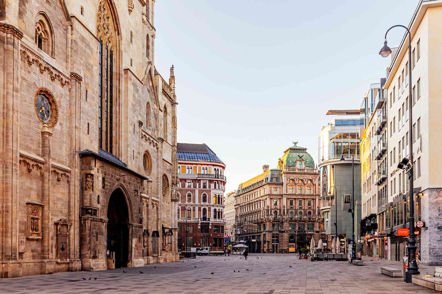 Plaza Stephansplatz vacía y la Catedral de San Esteban por la mañana, Viena, Austria