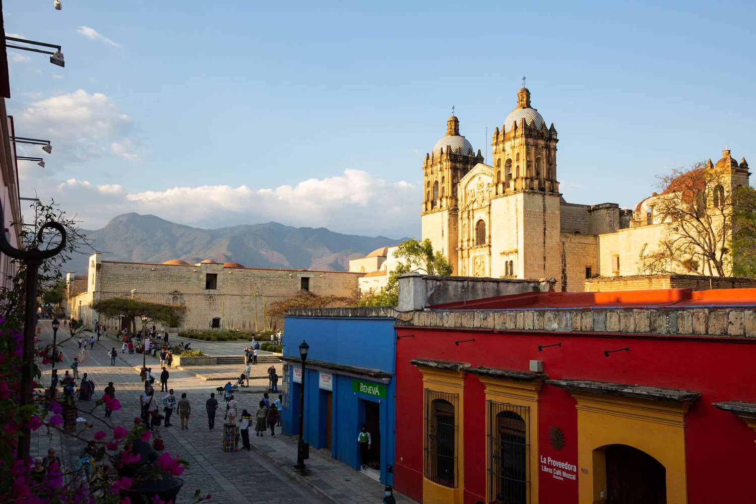 Vista de la catedral y la plaza con montañas en la distancia en la ciudad de Oaxaca, Oaxaca, México