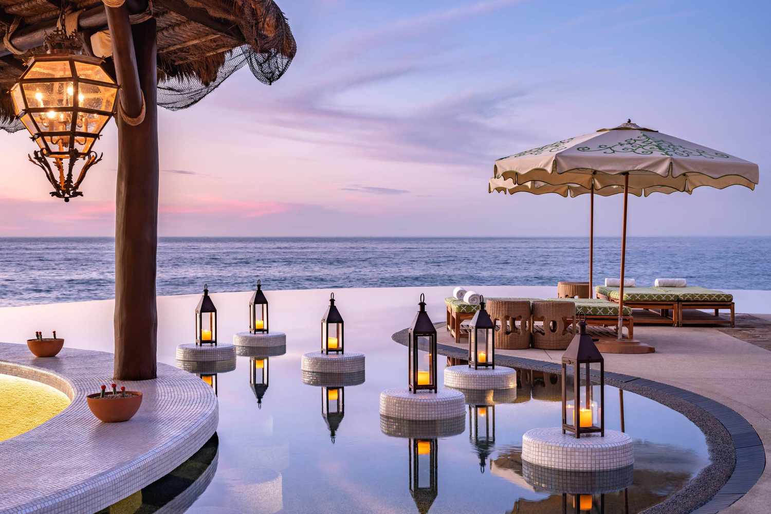 Atardecer en la piscina con velas en Waldorf Astoria Los Cabos Pedregal