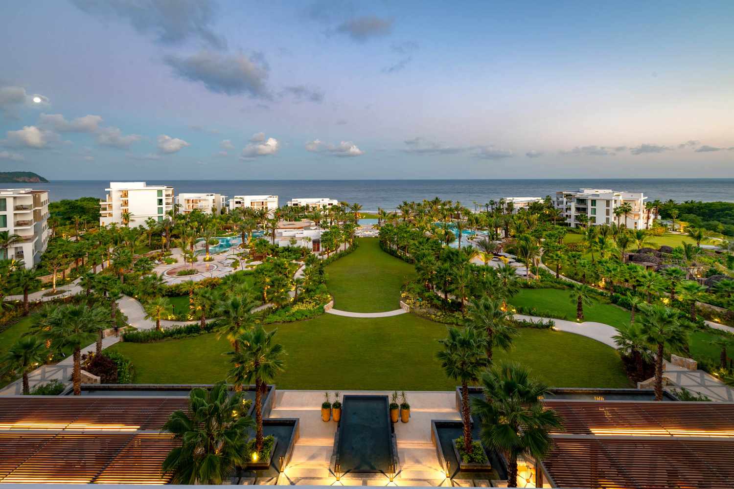 Vista completa del resort sobre el océano desde Conrad Punta de Mita