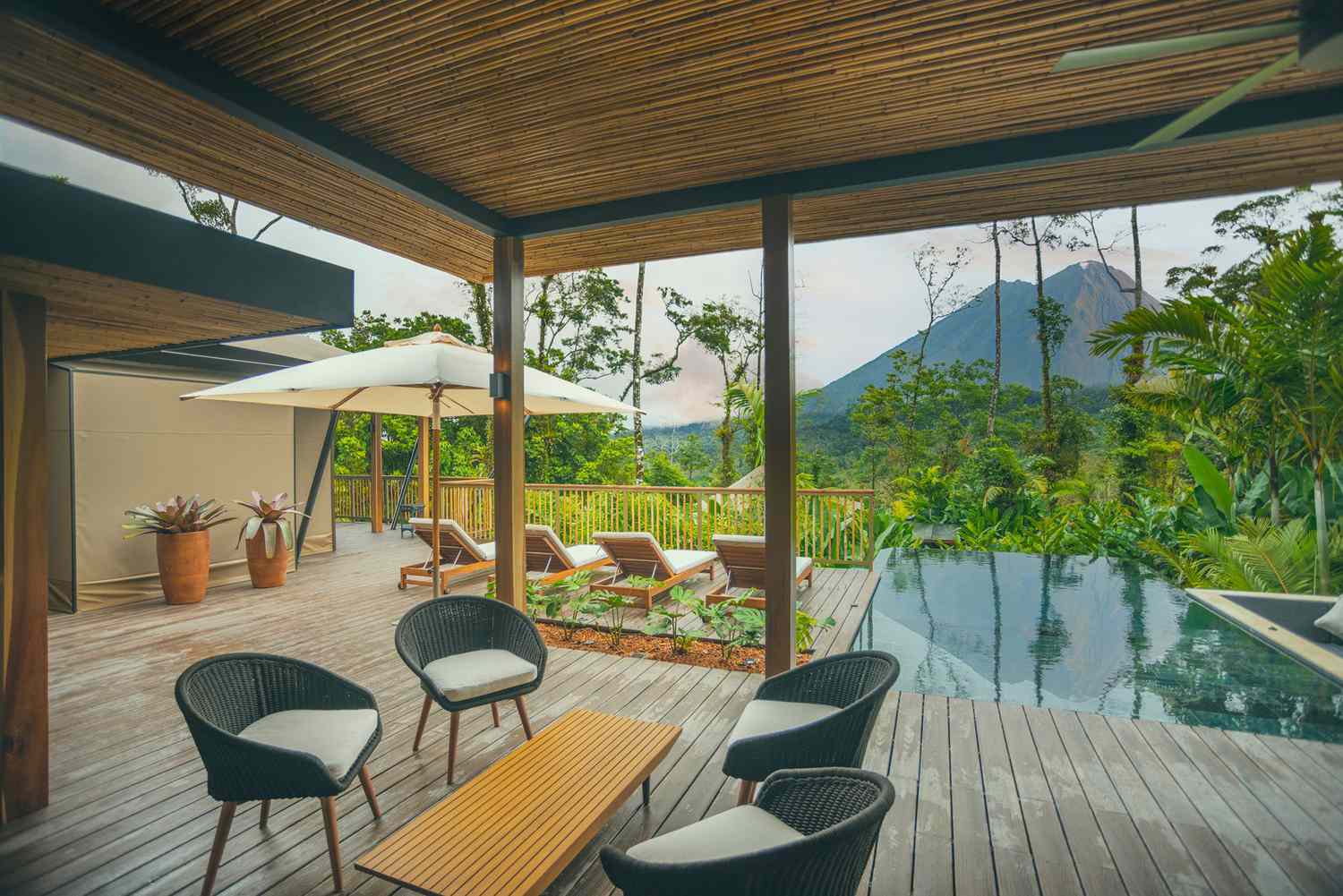 Área de piscina con vista a un volcán.