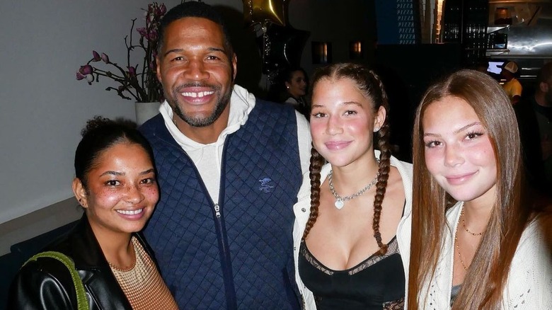 Micheal Strahan posando con sus hijas