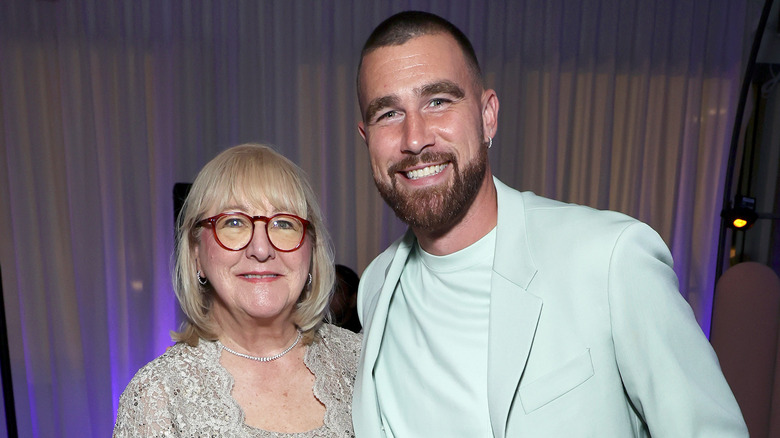 Donna Kelce, Travis Kelce posando