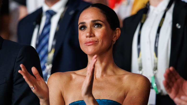 Meghan Markle aplaudiendo