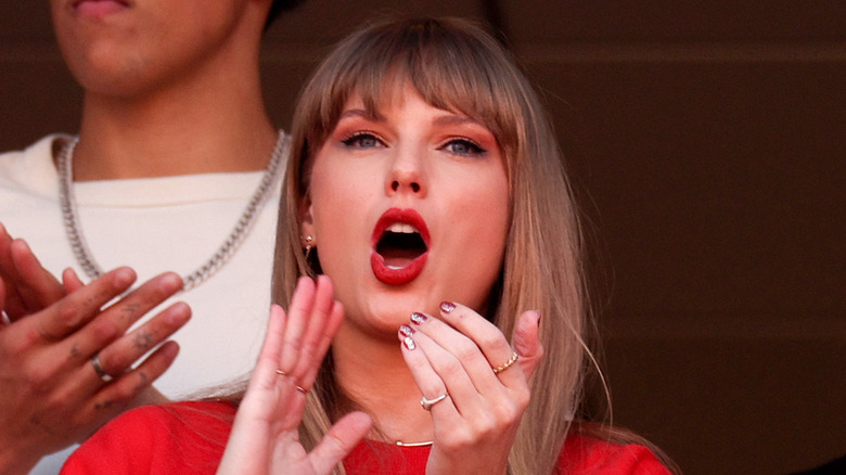 Lápiz labial rojo del juego Taylor Swift Chiefs