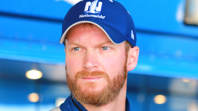 Dale Earnhardt Jr. frunciendo el ceño