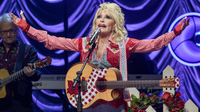 Dolly Parton actuando