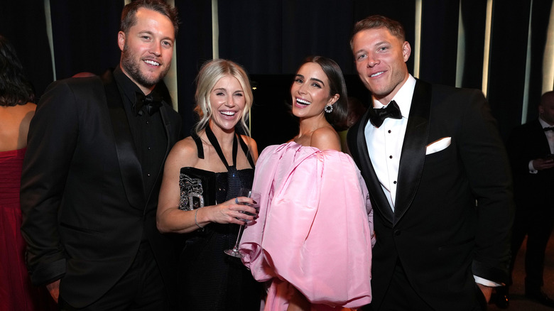 Matthew Stafford, Kelly Hall, Olivia Culpo, Christian McCaffrey sonriendo