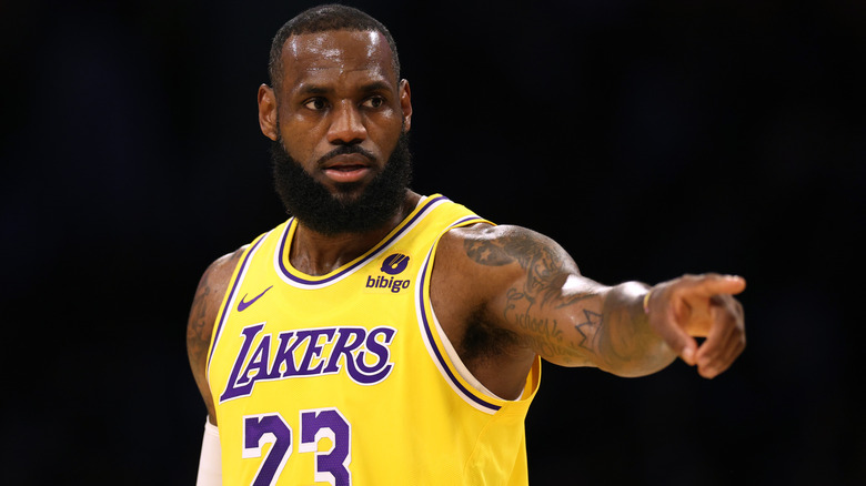 LeBron James señala con el uniforme de los Lakers