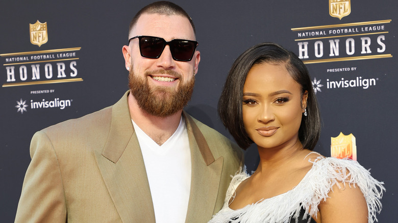 Travis Kelce, Kayla Nicole posando