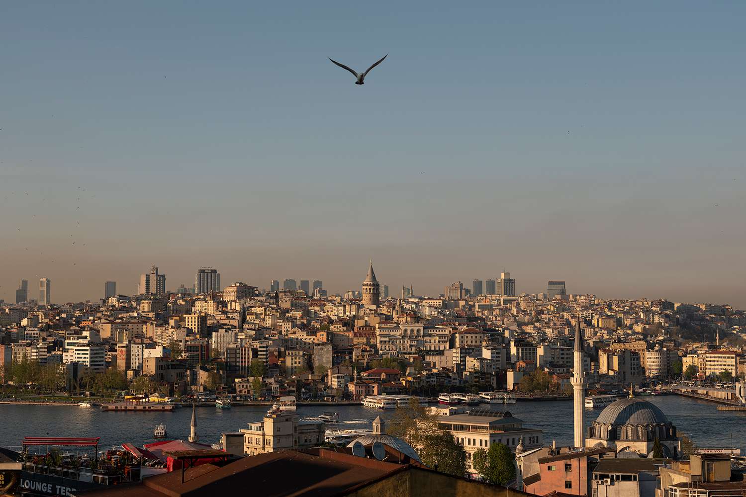 Vista del Cuerno de Oro sobre la Mezquita de Sulemaniye en Estambul, Turquía