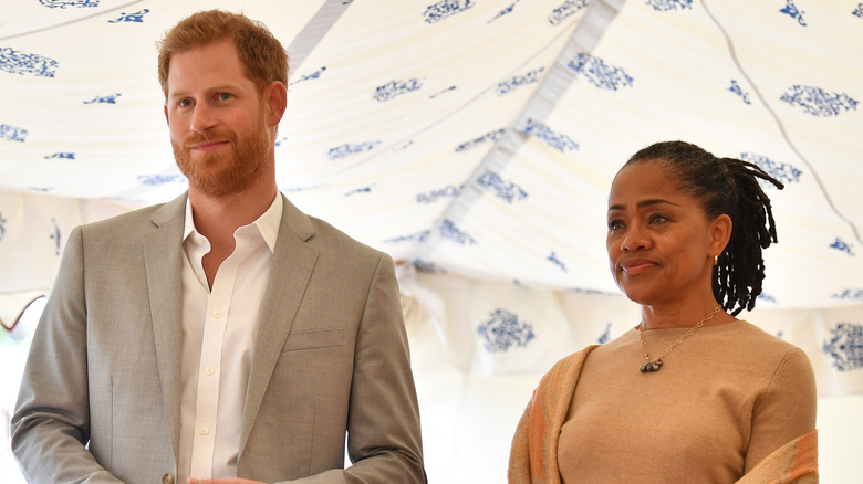 El príncipe Harry y su suegra Doria Ragland posando