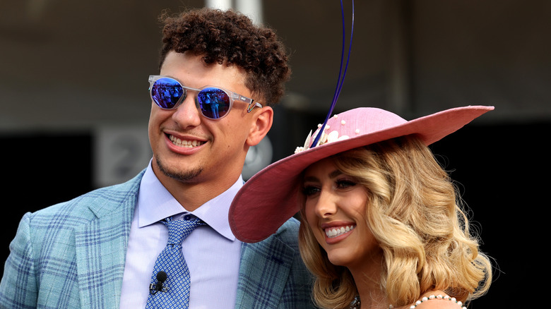 Patrick y Brittany Mahomes con ropa elegante