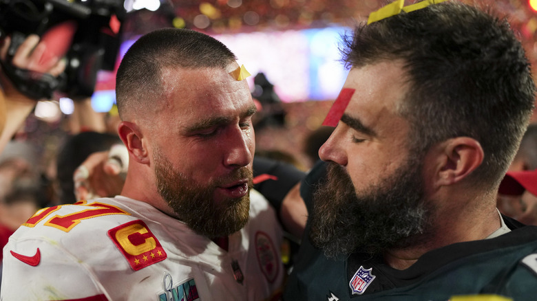 Travis Kelce, Jason Kelce abrazándose