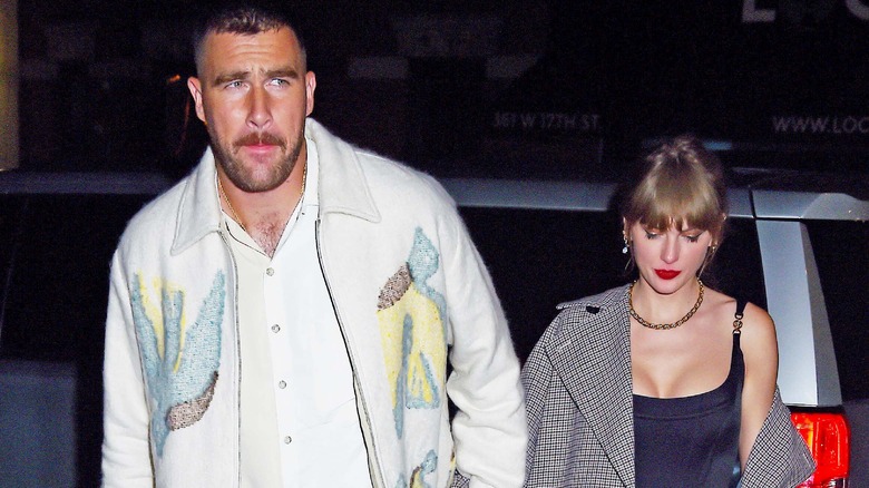 Travis Kelce paseando con Taylor Swift