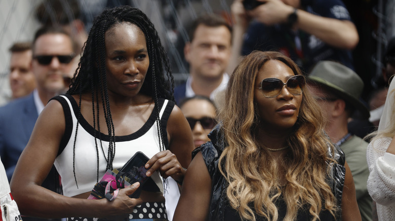 Venus Serena Williams viendo tenis