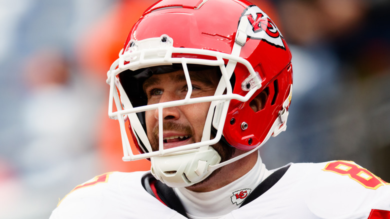 Travis Kelce con casco de Chiefs