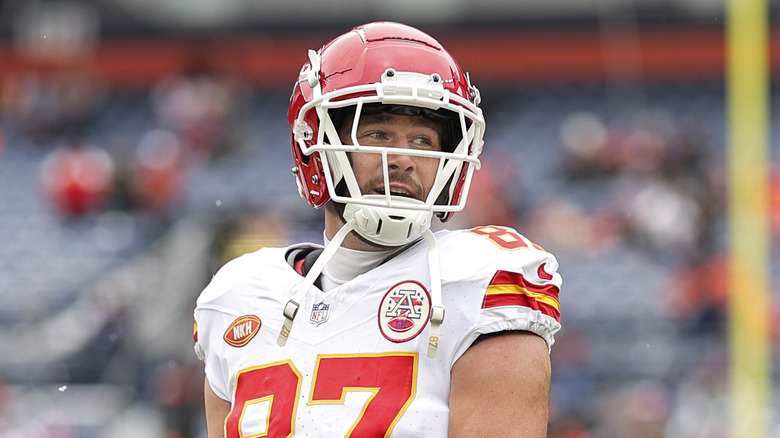 Travis Kelce jugando al fútbol