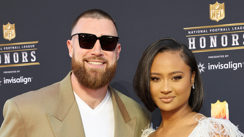 Travis Kelce y Kayla Nicole posan juntos