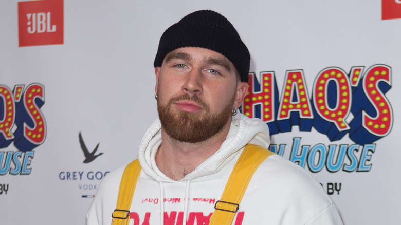 Travis Kelce con gorra negra