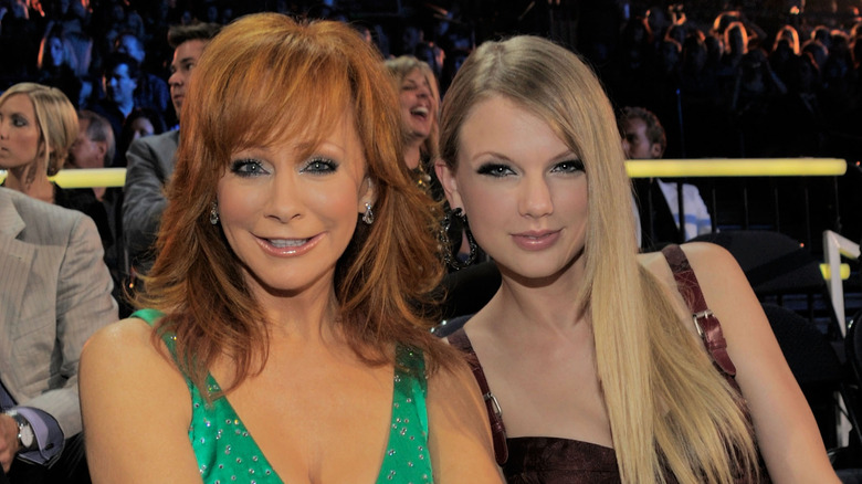 Reba McEntire y Taylor Swift posando