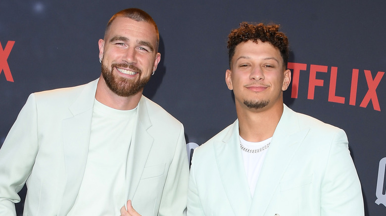 Travis Kelce y Patrick Mahomes posando