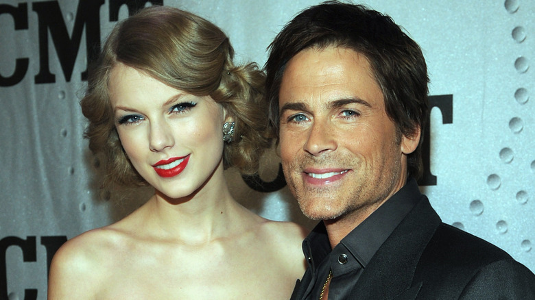 Taylor Swift y Rob Lowe posando