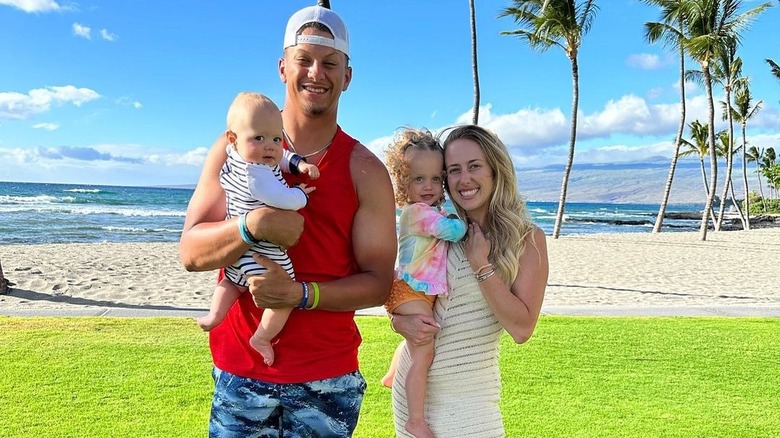 Patrick y Brittany Mahomes cargan a sus hijos