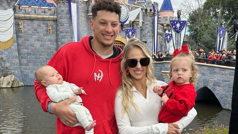 Patrick y Brittany Mahomes cargan a sus hijos